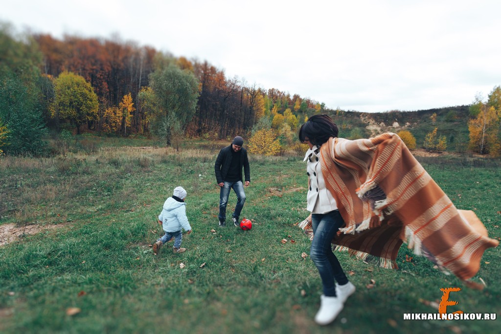Фотосессия семьи осенью на природе